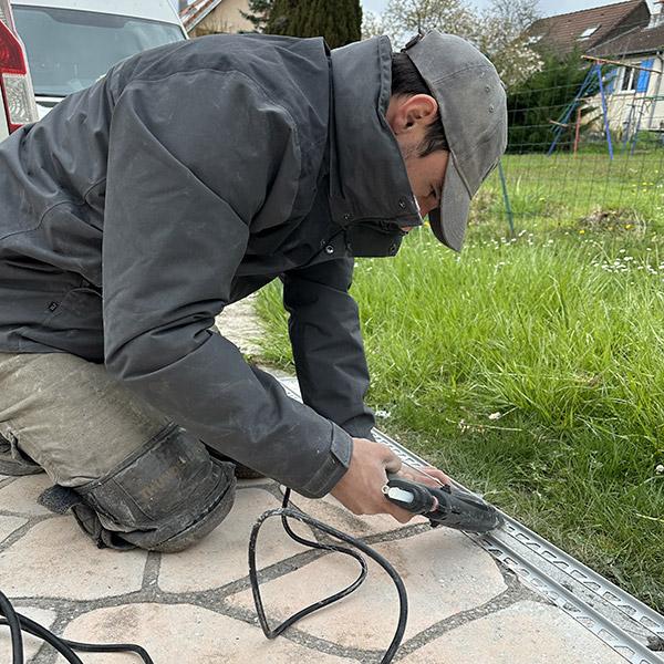 Pose des profils en aluminium anodisé par Bélaribi Résine